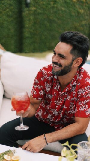 Gonzalo Heredia Instagram - Decime si no es amor a primera vista. Seguro que te tenté con este #CampariTonic así que te dejo la receta:

1 copa con mucho hielo 🧊 
1 medida de @campariarg 
3 de tónica 
1 rodaja de limón 🍋

Y disfruten!!!!