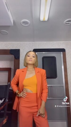 Grace Byers Instagram - ~•~ Favorite Quinn Lewks #1 ~•~

(This #BTS was taken during shooting last year 🤗).

It’s no secret that the entire creative team is 🔥 on @harlemonprime.

Completely obsessed with so many of Quinn’s looks this season! Showing you guys a closer look at the artistry that takes places to make Quinn Joseph come to life.

This whole tangerine-citrus number stole my HEART! 🧡🍊🧡

The Creative Team:

@thereeldesign Deidra Govan on Style (#DeirdraDidThat - this whole fit is just 😍🥵)

@lexxlooks Lexann Rosser on Beat (Get into that skin, orange liner and flawless brows 🧡😭)

@bankzo Bankzo on Tresses (He cut, colored and styled this fire bob and all of a sudden I didn’t know how to act 👀❤️‍🔥).

What was your fav fit from this season?👇🏽