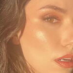 Grace Caroline Currey Instagram - Such a golden weekend. Thank you to everyone who made my time at @comicconla so full of love and light. Hair and Makeup: @elainakarras_