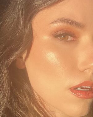 Grace Caroline Currey Instagram - Such a golden weekend. 
Thank you to everyone who made my time at @comicconla so full of love and light. 

Hair and Makeup: @elainakarras_