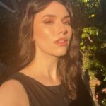 Grace Caroline Currey Instagram - Such a golden weekend. Thank you to everyone who made my time at @comicconla so full of love and light. Hair and Makeup: @elainakarras_