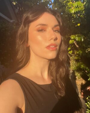 Grace Caroline Currey Instagram - Such a golden weekend. 
Thank you to everyone who made my time at @comicconla so full of love and light. 

Hair and Makeup: @elainakarras_