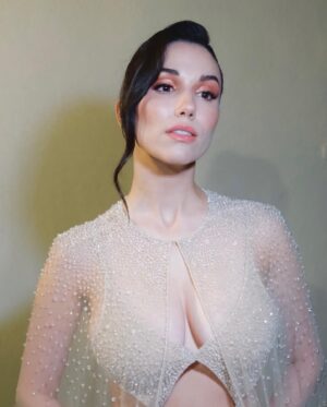 Grace Caroline Currey Instagram - Felt so magical wearing @cucculellishaheen out on Oscar night a few evenings ago🤍 and precious being with some of the Shazam fam! 🥰
2 more days until @shazammovie is out! I can’t wait for you guys to see it! 🙆🏻‍♀️