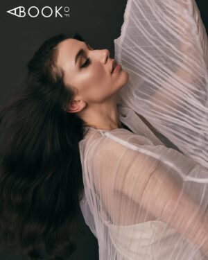 Grace Caroline Currey Instagram - @abookof 🤍
Photography: @graphicsmetropolis 
Styling: @lil_saigon 
Makeup: @elainakarras_ 
Hair: @virginie.pineda