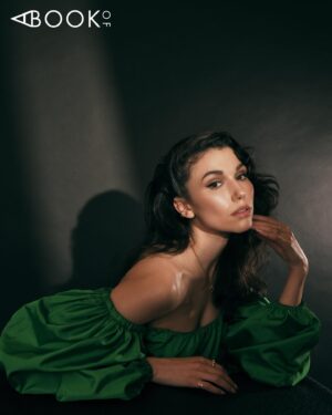 Grace Caroline Currey Instagram - @abookof 🤍
Photography: @graphicsmetropolis 
Styling: @lil_saigon 
Makeup: @elainakarras_ 
Hair: @virginie.pineda