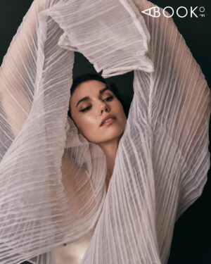 Grace Caroline Currey Instagram - @abookof 🤍
Photography: @graphicsmetropolis 
Styling: @lil_saigon 
Makeup: @elainakarras_ 
Hair: @virginie.pineda