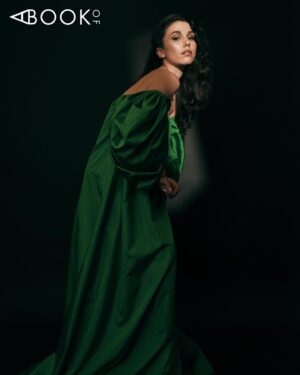 Grace Caroline Currey Instagram - @abookof 🤍
Photography: @graphicsmetropolis 
Styling: @lil_saigon 
Makeup: @elainakarras_ 
Hair: @virginie.pineda