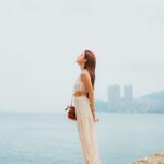 Grace Chan Instagram - 喺香港超過10年都唔知道⋯ 原來鯉魚門入面有一啲咁靚嘅景色！ Honestly it never ceases to amaze me how many beautiful and unsuspecting places HK has. 🥹 I mean the fact that you can find mountainous terrains and rocky beaches in the SAME area is unbelievable 😍 所以唔好話我唔益你 下次你哋諗住影OOTD 都可以選擇嚟呢個地方～ Speaking of my outfit, I’m obsessed with the latest collection from @gerarddarel which is focuses on a chic, relaxed and fresh look… 👀 You know the drill: tell me your favorite look below! #gerarddarel #gerarddarelhk
