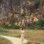 Grace Chan Instagram - 喺香港超過10年都唔知道⋯ 原來鯉魚門入面有一啲咁靚嘅景色！ Honestly it never ceases to amaze me how many beautiful and unsuspecting places HK has. 🥹 I mean the fact that you can find mountainous terrains and rocky beaches in the SAME area is unbelievable 😍 所以唔好話我唔益你 下次你哋諗住影OOTD 都可以選擇嚟呢個地方～ Speaking of my outfit, I’m obsessed with the latest collection from @gerarddarel which is focuses on a chic, relaxed and fresh look… 👀 You know the drill: tell me your favorite look below! #gerarddarel #gerarddarelhk