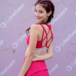 Grace Chan Instagram - 爸爸淋住雨都一齊陪我去支持朋友🥹❤️☔️ 終於到我出相啦！ 大家最近應該都有留意 靚靚嘅 Coffee 小姐運動品牌 @coffeesweat_ 出咗最新系列😍 其實大家都知我最近愛上咗運動 （攀石，行山等等） 而佢嘅衫唔單止好睇，仲要超級舒服！ 今次我揀咗紅色呢一套 着上身，簡直覺得自己變返22歲少女😂 我爹哋都話好青春好有活力！ 我老公仲問我係唔係買嚟同佢打網球 🎾🤣 最開心就係見到好多人就算落雨 都一齊嚟做運動 🧘‍♀️ Coffee 你嘅粉絲真係唔話得！！ 重點要多謝埋爸爸 🥹 嗰朝見到落大雨，就話要車我去function 仲要等足全程🙈 This is why I am the ultimate DADDYS GIRL! 😘 📸 @alanwong447