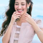 Grace Chan Instagram - 出門口嘅時候又爭啲俾人話啦🤣 不過都係少少性感啫⋯ 🤏🏻 唔好放錯重點🤭 Look at all the glittering pieces I have on! 💍 作為一個girly-girl but also a mom 我真係好鍾意帶靚靚嘅首飾～ 但係我又有啲貪心 🫶🏻 有時我就想揀啲simple & easy to match items 有時又鍾意wild and outstanding… 好彩 @thefuture.rocks 可以滿足我所有嘅需求😍💖 我嘅wish list? 一定就係我手上 The Ring II 系列嘅培育鑽石戒指 💍 最特別係個 Ring band… it’s made of 8-carat lab-grown sapphire! With Mother’s Day around the corner… 唔知我啲仔仔識唔識做呢？😏
