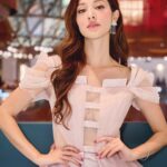 Grace Chan Instagram - 出門口嘅時候又爭啲俾人話啦🤣 不過都係少少性感啫⋯ 🤏🏻 唔好放錯重點🤭 Look at all the glittering pieces I have on! 💍 作為一個girly-girl but also a mom 我真係好鍾意帶靚靚嘅首飾～ 但係我又有啲貪心 🫶🏻 有時我就想揀啲simple & easy to match items 有時又鍾意wild and outstanding… 好彩 @thefuture.rocks 可以滿足我所有嘅需求😍💖 我嘅wish list? 一定就係我手上 The Ring II 系列嘅培育鑽石戒指 💍 最特別係個 Ring band… it’s made of 8-carat lab-grown sapphire! With Mother’s Day around the corner… 唔知我啲仔仔識唔識做呢？😏