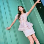 Grace Chan Instagram - 出門口嘅時候又爭啲俾人話啦🤣 不過都係少少性感啫⋯ 🤏🏻 唔好放錯重點🤭 Look at all the glittering pieces I have on! 💍 作為一個girly-girl but also a mom 我真係好鍾意帶靚靚嘅首飾～ 但係我又有啲貪心 🫶🏻 有時我就想揀啲simple & easy to match items 有時又鍾意wild and outstanding… 好彩 @thefuture.rocks 可以滿足我所有嘅需求😍💖 我嘅wish list? 一定就係我手上 The Ring II 系列嘅培育鑽石戒指 💍 最特別係個 Ring band… it’s made of 8-carat lab-grown sapphire! With Mother’s Day around the corner… 唔知我啲仔仔識唔識做呢？😏