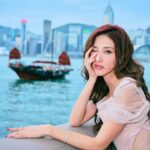 Grace Chan Instagram - 出門口嘅時候又爭啲俾人話啦🤣 不過都係少少性感啫⋯ 🤏🏻 唔好放錯重點🤭 Look at all the glittering pieces I have on! 💍 作為一個girly-girl but also a mom 我真係好鍾意帶靚靚嘅首飾～ 但係我又有啲貪心 🫶🏻 有時我就想揀啲simple & easy to match items 有時又鍾意wild and outstanding… 好彩 @thefuture.rocks 可以滿足我所有嘅需求😍💖 我嘅wish list? 一定就係我手上 The Ring II 系列嘅培育鑽石戒指 💍 最特別係個 Ring band… it’s made of 8-carat lab-grown sapphire! With Mother’s Day around the corner… 唔知我啲仔仔識唔識做呢？😏