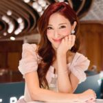 Grace Chan Instagram - 出門口嘅時候又爭啲俾人話啦🤣 不過都係少少性感啫⋯ 🤏🏻 唔好放錯重點🤭 Look at all the glittering pieces I have on! 💍 作為一個girly-girl but also a mom 我真係好鍾意帶靚靚嘅首飾～ 但係我又有啲貪心 🫶🏻 有時我就想揀啲simple & easy to match items 有時又鍾意wild and outstanding… 好彩 @thefuture.rocks 可以滿足我所有嘅需求😍💖 我嘅wish list? 一定就係我手上 The Ring II 系列嘅培育鑽石戒指 💍 最特別係個 Ring band… it’s made of 8-carat lab-grown sapphire! With Mother’s Day around the corner… 唔知我啲仔仔識唔識做呢？😏