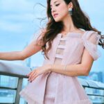 Grace Chan Instagram - 出門口嘅時候又爭啲俾人話啦🤣 不過都係少少性感啫⋯ 🤏🏻 唔好放錯重點🤭 Look at all the glittering pieces I have on! 💍 作為一個girly-girl but also a mom 我真係好鍾意帶靚靚嘅首飾～ 但係我又有啲貪心 🫶🏻 有時我就想揀啲simple & easy to match items 有時又鍾意wild and outstanding… 好彩 @thefuture.rocks 可以滿足我所有嘅需求😍💖 我嘅wish list? 一定就係我手上 The Ring II 系列嘅培育鑽石戒指 💍 最特別係個 Ring band… it’s made of 8-carat lab-grown sapphire! With Mother’s Day around the corner… 唔知我啲仔仔識唔識做呢？😏