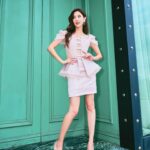 Grace Chan Instagram - 出門口嘅時候又爭啲俾人話啦🤣 不過都係少少性感啫⋯ 🤏🏻 唔好放錯重點🤭 Look at all the glittering pieces I have on! 💍 作為一個girly-girl but also a mom 我真係好鍾意帶靚靚嘅首飾～ 但係我又有啲貪心 🫶🏻 有時我就想揀啲simple & easy to match items 有時又鍾意wild and outstanding… 好彩 @thefuture.rocks 可以滿足我所有嘅需求😍💖 我嘅wish list? 一定就係我手上 The Ring II 系列嘅培育鑽石戒指 💍 最特別係個 Ring band… it’s made of 8-carat lab-grown sapphire! With Mother’s Day around the corner… 唔知我啲仔仔識唔識做呢？😏