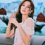 Grace Chan Instagram - 出門口嘅時候又爭啲俾人話啦🤣 不過都係少少性感啫⋯ 🤏🏻 唔好放錯重點🤭 Look at all the glittering pieces I have on! 💍 作為一個girly-girl but also a mom 我真係好鍾意帶靚靚嘅首飾～ 但係我又有啲貪心 🫶🏻 有時我就想揀啲simple & easy to match items 有時又鍾意wild and outstanding… 好彩 @thefuture.rocks 可以滿足我所有嘅需求😍💖 我嘅wish list? 一定就係我手上 The Ring II 系列嘅培育鑽石戒指 💍 最特別係個 Ring band… it’s made of 8-carat lab-grown sapphire! With Mother’s Day around the corner… 唔知我啲仔仔識唔識做呢？😏