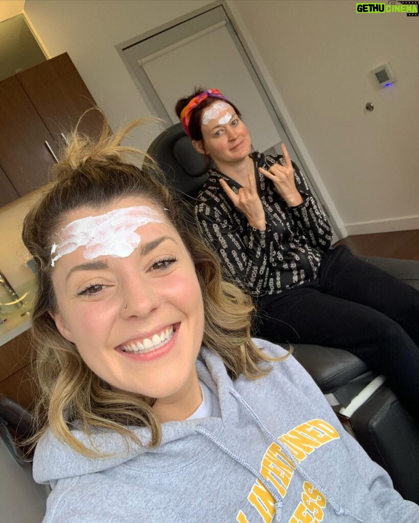 Grace Helbig Instagram - Happy 40th birthday to @mametown!! Where do I even begin? She’s the most hilarious and one of a kind person I know! An incredible friend, a sweet soul, and a ridiculously funny person on stage and off. We’ve lived a thousand lives together at this point and can’t wait for a thousand more (so long as our knees are okay)! Cheers to you! You make everything the best kind of weird!