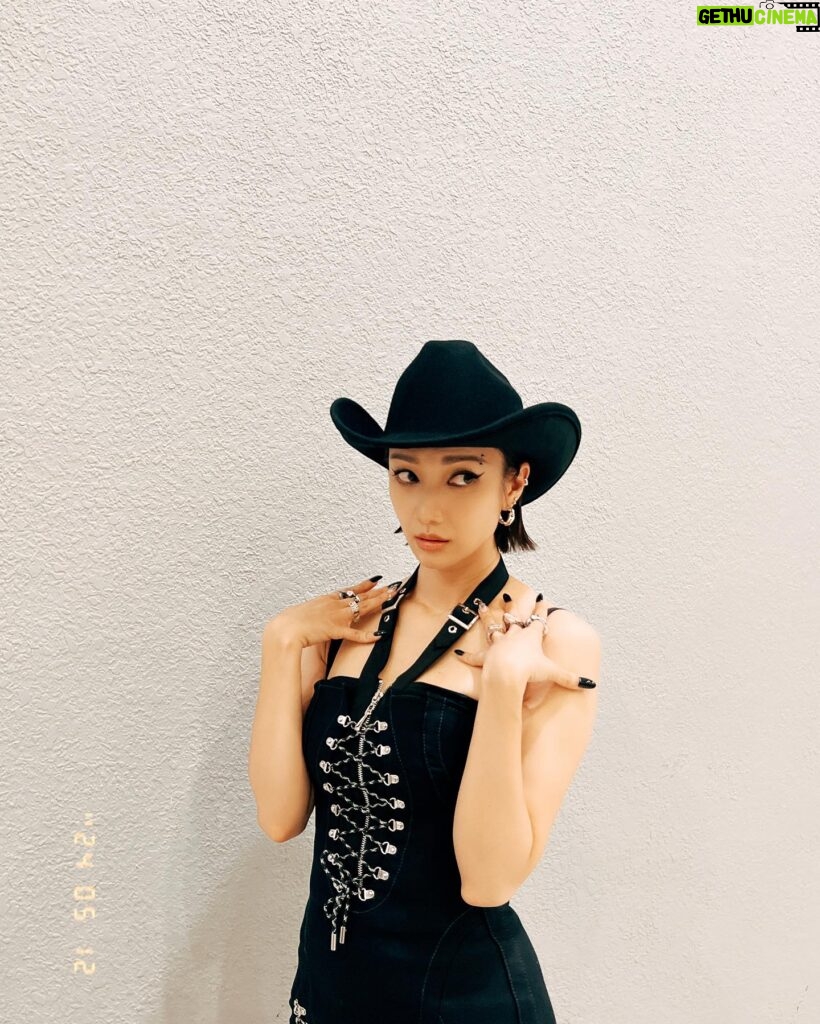 Grace Wong Instagram - These boots are made for walking … Walking all ova you 🫡 Justttttt kidding 🤭 Letting my ghetto cow girl speak 🐮 Had an incredible time Sunday night watching spectacular performances from HK n other international artists!!! Thank u @laiyingdesu for being my chatting partner all night, 總之想企起身跳就盡情跳！😘 @_marifemarife_ n @winka_chan giving me loveeeee n laughs all night and finally get to have my girlcrush moment w @collar.weare 🤭 Thank you @viutv for creating a beautiful night so we can celebrate music together. Anddddd thank you to my styling team for making me feel KYUTEEE and chill 🍹😚 Makeup : @evelynhomakeup Hair : @jamieleehair Stylist : @bebemaklm @worksbyjlg_ Wardrobe @dionlee @theattico @_solo_hk @murmurhk_official Nails : @nailpetite Team @cheungceline @cherylck92 🫶🏻 #yeehaww #GodisGood