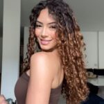 Graciely Junqueira Instagram - Eu lembro bem da sensação de querer ser diferente na minha infância, não me achava bonita e meu cabelo era um dos principais motivos… hoje agradeço à minha mãe por não ter me deixado fazer progressiva . Meus cachinhos fazem parte da minha identidade 🥹✨ #cachos #cachospoderosos #cabelocacheado