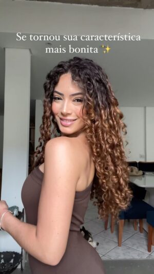 Graciely Junqueira Instagram - Eu lembro bem da sensação de querer ser diferente na minha infância, não me achava bonita e meu cabelo era um dos principais motivos… hoje agradeço à minha mãe por não ter me deixado fazer progressiva . 
Meus cachinhos fazem parte da minha identidade 🥹✨ 

#cachos #cachospoderosos #cabelocacheado
