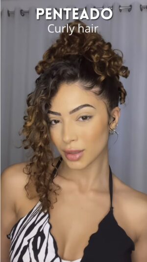 Graciely Junqueira Instagram - Meu penteado predileto dos últimos dias 

#curlyhairstyles#cabelocacheado#finalizacaodecachos#penteadoparacachos