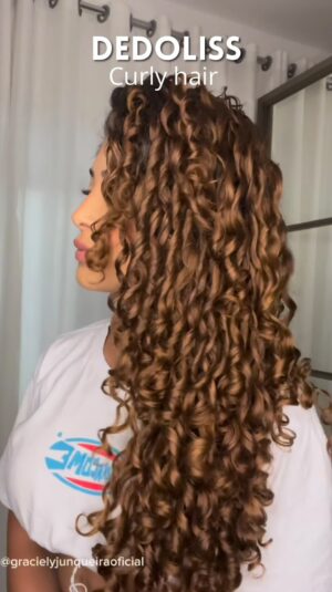 Graciely Junqueira Instagram - Já usaram dedoliss ? Eu amo e odeio ao mesmo tempo kakaka 

#cabelocacheado #finalizacaodecachos #dedoliss #finalizandocachos #cacheadasdagraci