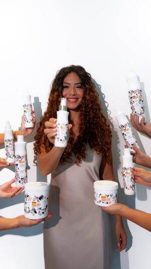 Graciely Junqueira Instagram - Capulana chegou! Chegou celebrando a beleza dos cachos com sua  linha de produtos para cabelos crespos e cacheados.

Porque a verdadeira beleza está nos detalhes, na autenticidade e na celebração do que nos torna únicos. Bem-vindos à revolução dos cuidados capilares para cabelos crespos e cacheados.

Seja linda. Seja Capulana.