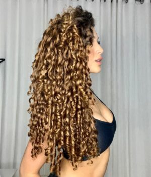 Graciely Junqueira Instagram - Sequência de fotos do meu cabelo porque hoje ele esta um acontecimento ✨🥹❤️

#curlyhair #curlyhairstyles #cabelocacheado