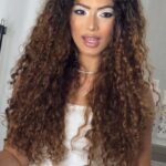 Graciely Junqueira Instagram - Hoje decidi fazer algo que não costumo, passar pouco creme no cabelo . Eu particularmente amo usar uma boa quantidade de produto nos meus fios pq sinto que segura melhor a definição, mas amo experimentar finalizações diferentes e essa ficou um arraso, bem selvagem e sexy girl , amei !!!!! #cabelo #cabelocacheado #cachos #finalizaçãodecachos