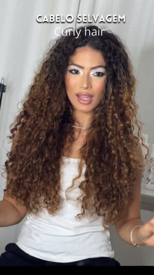 Graciely Junqueira Instagram - Hoje decidi fazer algo que não costumo, passar pouco creme no cabelo . Eu particularmente amo usar uma boa quantidade de produto nos meus fios pq sinto que segura melhor a definição, mas amo experimentar finalizações diferentes e essa ficou um arraso, bem selvagem e sexy girl , amei !!!!! 

#cabelo #cabelocacheado #cachos #finalizaçãodecachos