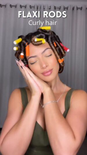 Graciely Junqueira Instagram - Texturização dos cachos com Flexi Rods

Lavei o cabelo, não finalizei, e esperei chegar no ponto de úmido para molhado, isso facilita muito na hora de secar. Usei mosse e creme de pentear em cada mecha, desembaracei e coloquei os flexis, a numeração que escolhi foi a 4.
Você pode fazer esse processo pela manhã e esperar secar ou fazer pela noite e dormir com eles como eu fiz ( não é muito confortável 🤣 )
No outro dia ainda precisei utilizar secador, quanto mais seco seu cabelo estiver na hora de retirar, melhor será o resultado. 
Essa texturização é ótima pra quem está em transição capilar, os cachos ficam bem definidos . 

Ja conheciam essa texturização? #cabelocacheado#texturizaçãocacheada#finalizaçãotransicao#transiçaocapilar#cacheada#cachos#explorar