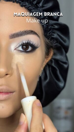 Graciely Junqueira Instagram - White makeup tutorial 🤍
Usariam esse olhão branco ?