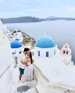 Gredmarie Colón Instagram - 🇬🇷 S A N T O R I N I 🧿 G R E E C E My fav pic w/ my fav person in my dream place. ❤️🙏🏻🥰 Soñaba con viajar a Santorini, Grecia📍 Era el destino número No.1 en mi bucket list ☑️. #memories #dreamdestination #magicalplace #santorini #greece #travelcouple #gredmariecolon #fyp #unforgettable