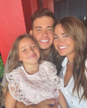 Gredmarie Colón Instagram - Us ❤️👨‍👩‍👧

Mi corazón 🫶 les pertenece a ustedes. Gracias por amarnos, cuidarnos y respetarnos de la manera que lo haces. Gracias por estar siempre presente en nuestras vidas. Gracias por hacernos tu prioridad. ¡Te AMO…te amamos mi rey!❣️@chrisagront 

#happyvday
