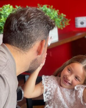 Gredmarie Colón Instagram - Us ❤️👨‍👩‍👧

Mi corazón 🫶 les pertenece a ustedes. Gracias por amarnos, cuidarnos y respetarnos de la manera que lo haces. Gracias por estar siempre presente en nuestras vidas. Gracias por hacernos tu prioridad. ¡Te AMO…te amamos mi rey!❣️@chrisagront 

#happyvday