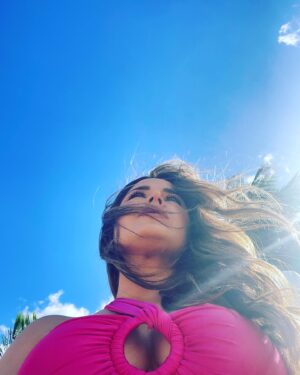 Gredmarie Colón Instagram - Con el cielo de fondo 🌴