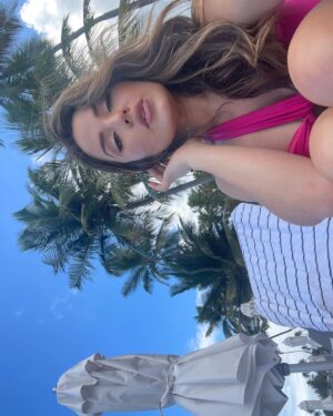 Gredmarie Colón Instagram - Con el cielo de fondo 🌴