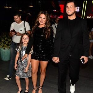 Gredmarie Colón Instagram - ¡Enamorada de mi familia! ❤️🙏🏻🥰

Demasiado feliz en la PREMIER de primera película @losmecanicosmovie junto a las personas que más amo. 🫶❤️ 

🚨SOLO EN CINES 🍿🎞️
Es una comedia para toda la familia. Vayan a verla y me dejan saber su feedback. 🔥

Si ya la viste, ¿que tal? 🥰

Gracias por las fotos @camarareadyonline 🙏🏻

H&M by @raizamontes 💎✨

#losmecanicos #premier #cine #movie #theather #gredmariecolon #actress #latina #family