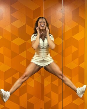 Gredmarie Colón Instagram - “Proof” of gravity 〽️

🤸🏻🤭

#illusion #fun #floating #gravity #fyp #museumofillusions #gredmariecolon