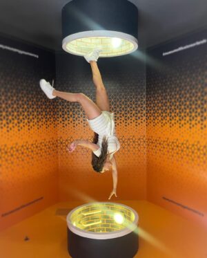Gredmarie Colón Instagram - “Proof” of gravity 〽️

🤸🏻🤭

#illusion #fun #floating #gravity #fyp #museumofillusions #gredmariecolon