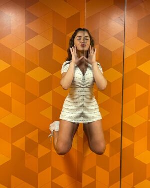 Gredmarie Colón Instagram - “Proof” of gravity 〽️

🤸🏻🤭

#illusion #fun #floating #gravity #fyp #museumofillusions #gredmariecolon