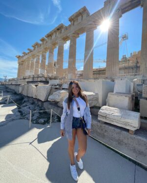 Gredmarie Colón Instagram - When in Athens… 🇬🇷 📍

Ruinas Antiguas 🏛️🪨

Cuando era niña quería ser Arqueóloga. Me fascinan demasiado todas las estructuras antiguas y toda su historia. 

#athens #greece #memories #dreamdestination #birthdaypresent #magicalplace #acropolis #partenon #greek #history #fyp