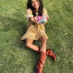 Greta Onieogou Instagram – #essiepartner still very much in my daisy jones era, and stoked to be celebrating national nail polish day today with @essie new gel couture collection, “fashion freedom”! it’s gonna be cowboy boots and groovy long-wear nails all summer long over here folks 💅🏾🤠 @cvs_beauty