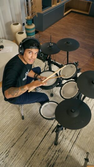 Gustavo Stockler Instagram - Vocês sabiam desse talento? O sonho de ter uma bateria @roland_Brasil aconteceu. Esse modelo é mega completo, mas eles tem uma linha incrível pra atender todas as necessidades. O acabamento e a qualidade do som me surpreenderam muito e ela tem uma pegada bem próxima de uma batera acústica, tanto em sensação tocando quanto em qualidade do áudio. Eu to apaixonado demais!