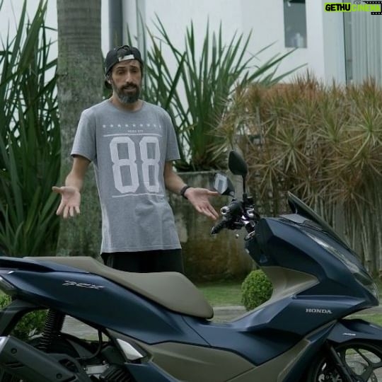 Gustavo Stockler Instagram - MAIS POTENTE, MAIS ESTILOSA E O SONHO DE TODOS! Não to falando de mim, tô falando da nova PCX da @hondamotosbr que é linda, fácil de pilotar, 160 cilindradas, economia de combustível com a tecnologia Idling Stop, porta-objetos de 30 litros e muito mais! Só vem! |Publi