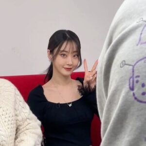 Gyeongree Instagram - 짝&옥순즈 특집! 10시30분 #나솔사계 👯🤍
mz샷 찍는 프콘오빠 ,, 🤭 (오~) 

  코디 보는 재미💗 있으시다 그래서 열심히 찍어두고 있어요
같이 본방사수 해요!

@channel.ena @iamsolo_after_sbsplus