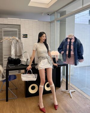 Gyeongree Instagram - 너무 이쁘다고! 𝐆𝐫𝐨𝐯𝐞 🤍~~ 🌸🦋