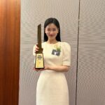 Ha Yoon-kyung Instagram - 따뜻한 기대와 관심으로 주신 상 감사히 받겠습니다!! 🖤